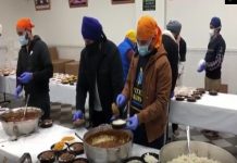 Sikhs prepare over 30,000 free meal packets for Americans in self-isolation Skih prepare food for coronavirus